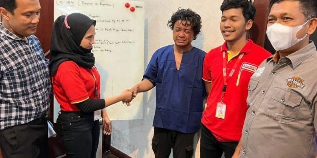 Pencuri 7 Botol Selai Menangis Setelah Dimaafkan Pihak Alfamart