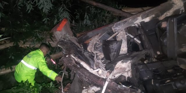 Truk Bermuatan Kayu Jatuh ke Jurang, Sopir Tewas Terjepit di Kabin