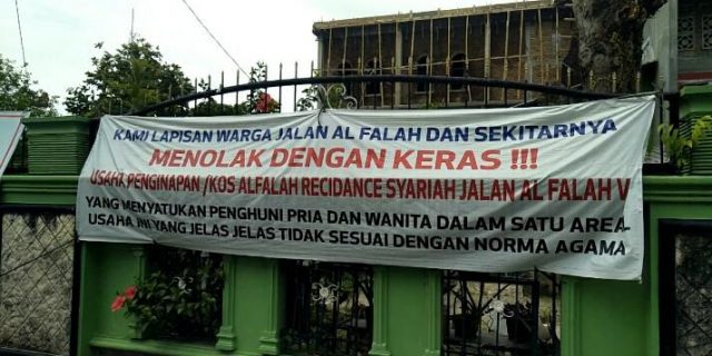 Pemilik Penginapan Kecewa, Camat Medan Timur Belum Tertibkan Spanduk Liar