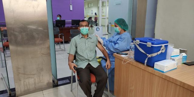 Hari Pertama, 1.899 Nakes RS Adam Malik Dapat Vaksin Booster Dua