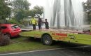 Mobil Sport Mewah Tabrak Pembatas Jalan Hingga Ringsek ke Bundaran Air Mancur