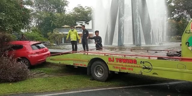 Mobil Sport Mewah Tabrak Pembatas Jalan Hingga Ringsek ke Bundaran Air Mancur