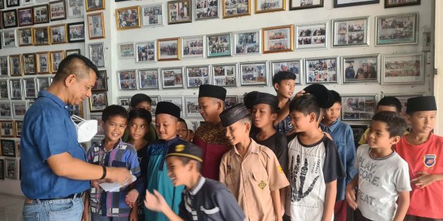 Ketua Pewarta Polrestabes Medan Santuni Anak Yatim dan Anak-anak