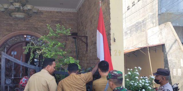 Bhabinkamtimas Polsek Medan Baru Ajak Warga Pasang Bendera Merah Putih