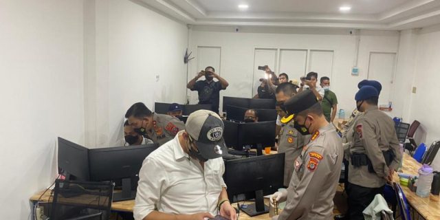 Kapolda Sumut Pimpin Penggerebekan Lokasi Judi Online di Komplek Cemara Asri
