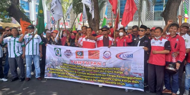 Ratusan Buruh Minta Presiden untuk Mencabut UU No 11 Tahun 2020 Ratusan Buruh Minta Presiden untuk Mencabut UU No 11 Tahun 2020
