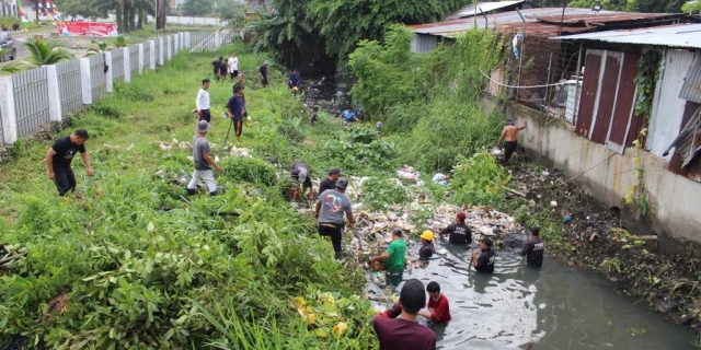 Banyak Tumpukan Sampah, Kecamatan Medan Helvetia Gotong Royong Bersihkan Sungai Bedera