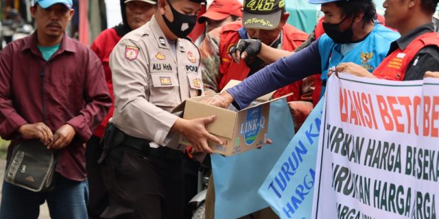 Polrestabes Medan Bagikan Minuman dan Makanan Kepada Pengunjukrasa