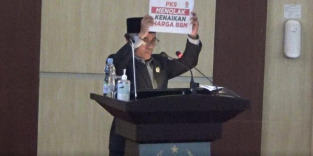 Paripurna Dengan Pemko Medan, Fraksi PKS Bentangkan Spanduk Tolak Kenaikan BBM