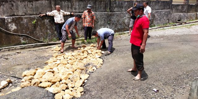 Pemerintah Desa Lasara Sowu Perbaiki Jalan Rusak