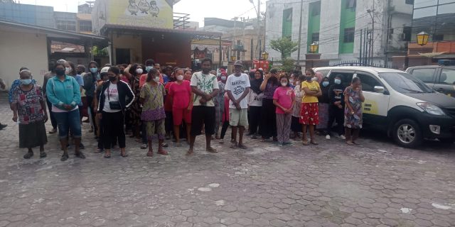 Polsek Medan Baru dan Bakti Musik Bagikan Ratusan Paket Sembako Kepada Masyarakat