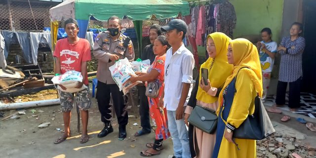 Polsek Medan Baru dan Bakti Musik Bagikan Bantuan Sembako Kepada Warga Kurang Mampu