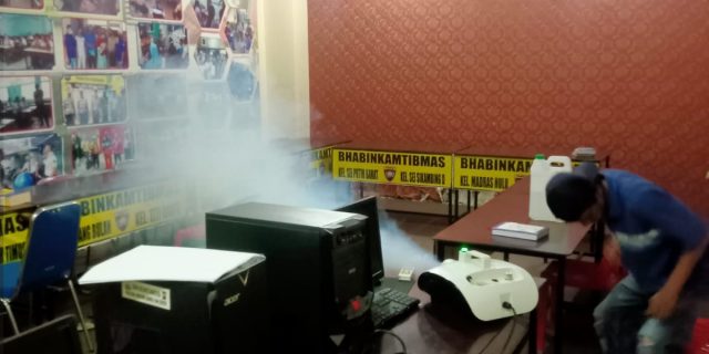 Cegah Penyakit DBD, Kantor Polsek Medan Baru Disemprot Fogging