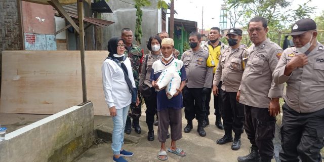 Polsek Medan Baru Bedah Rumah Warga Tak Layak Huni