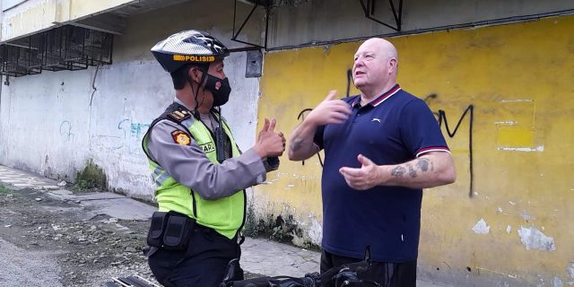 Kanit Samapta Polsek Medan Baru Sampaikan Himbauan Kamtibmas Kepada WNA