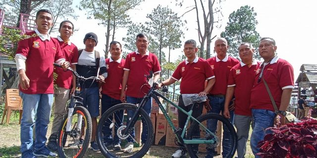 Ketua Pewarta Serahkan Hadiah Lucky Draw HUT ke-6 Pewarta.co Kepada Para Pemenang