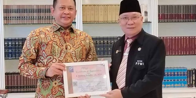 Ketua MPR RI Terima Certificate of Appreciation dari PPWI Nasional