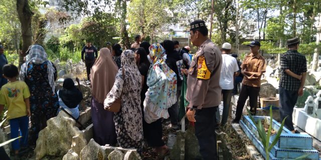 Bhabinkamtibmas Polsek Medan Baru Bantu Prosesi Pemakaman Warga Binaan