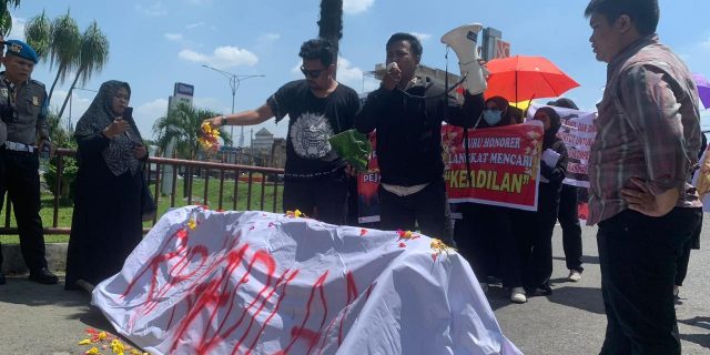 Diduga Ada Kecurangan Seleksi PPPK, Puluhan Guru Honorer Unjuk Rasa di Mapolda Sumut