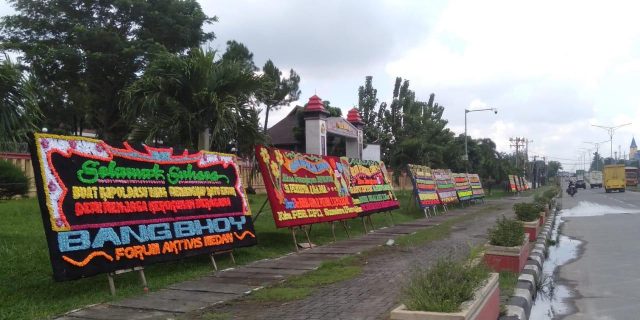 Tangkap Ratu Entok, Puluhan Karangan Bunga Terpasang Depan Mapoldasu