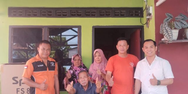 KSS Bagikan Kursi Roda ke Penderita Penyakit Gula KSS Bagikan Kursi Roda ke Penderita Penyakit Gula
