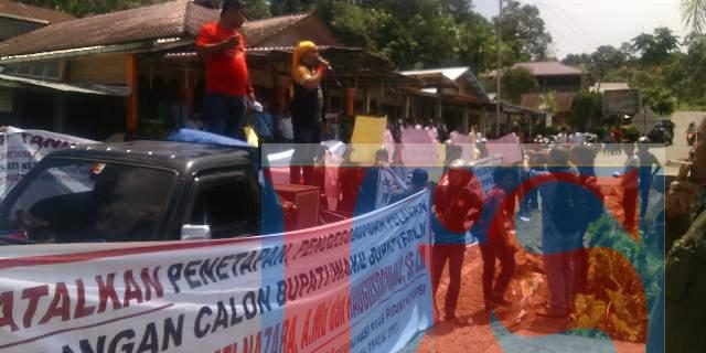 Rapat Istimewa DPRD Nias utara Untuk Penetapan Bupati Terpilih di Demo 