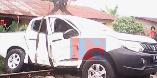 Mobil Daihatsu Triton Ditabrak Kereta Api