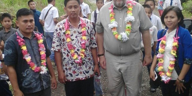 Mr. Phillips dan Ketua Yayasan Sabas se Kepulauan Nias Kunjungi SMPTK di Desa Sisobahili