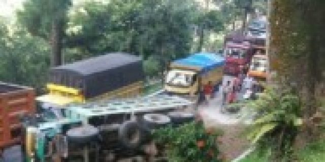 Truk Tronton Bermuatan Pasir Timbun Terbalik