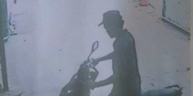 Pelaku Curanmor di Warnet Terekam CCTV