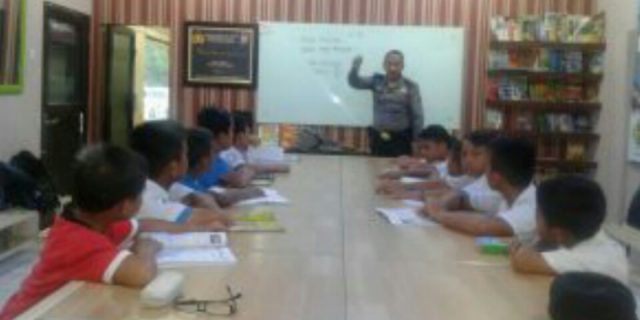 Polsek Helvetia Berikan Bimbingan Minat Baca Dan Pengetahuan Anak Anak SD