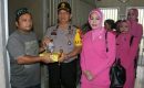 Kapolres Pelabuhan Belawan Berikan Takjil dan Nasi Kota Kepada Tahanan & Pengguna Jalan
