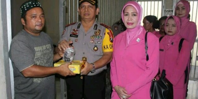 Kapolres Pelabuhan Belawan Berikan Takjil dan Nasi Kota Kepada Tahanan & Pengguna Jalan