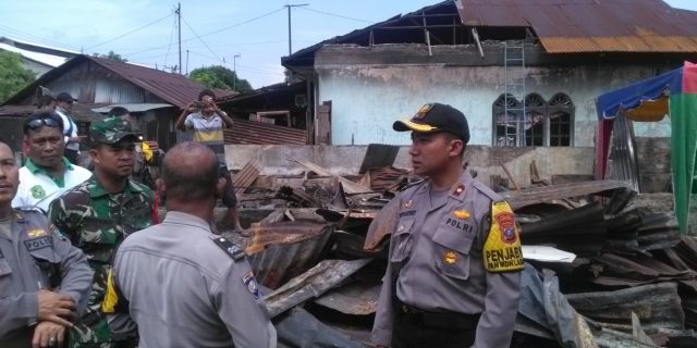 Kompol Rosyid Berikan Bantuan Kepada Korban Kebakaran
