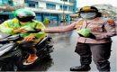 Wakapolsek Medan Baru Pimpin Pembagian Nasi Bungkus Kepada Masyarakat