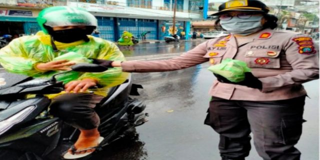 Wakapolsek Medan Baru Pimpin Pembagian Nasi Bungkus Kepada Masyarakat