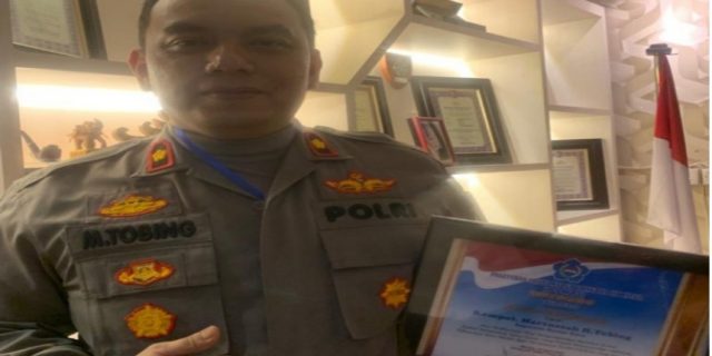 Kapolsek Medan Baru Terima Piagam Penghargaan dari Masyarakat PSMTI