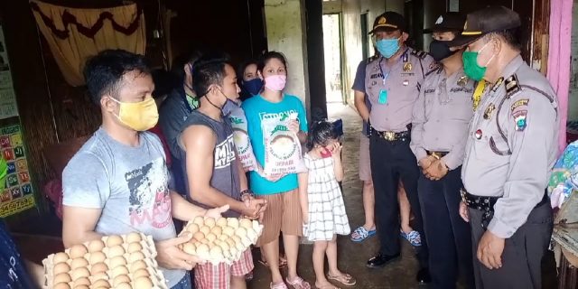Kapolsek Medan Baru Salurkan Bantuan Sembako Kepada Anak Kos Warga Nias
