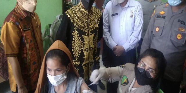 Kolaborasi Dengan PUD Pasar, Polsek Medan Tuntungan Gelar Vaksinasi Dosis lI