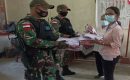 Peduli Pendidikan, TNI Bersihkan Pekarangan dan Bagikan Perlengkapan Sekolah di Papua