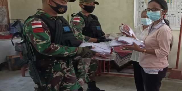 Peduli Pendidikan, TNI Bersihkan Pekarangan dan Bagikan Perlengkapan Sekolah di Papua