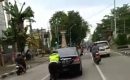 Personel Lantas Polsek Medan Kota Bantu Dorong Mobil Mogok