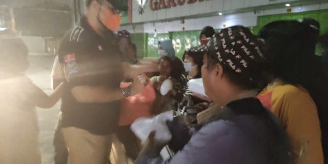 IWPMB Bagikan Ratusan Nasi Kotak Kepada Tuna Wisma di Jalan Nibung Raya