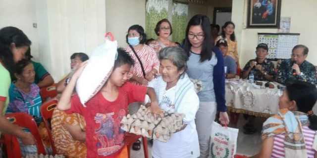 Sambut Natal dan Tahun Baru, Wakil Ketua DPRD Nisel Bagikan Sembako Kepada Warga