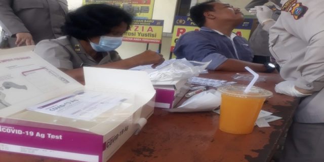 Seluruh Personel, ASN dan PHL Polsek Medan Baru Test Swab Antigen