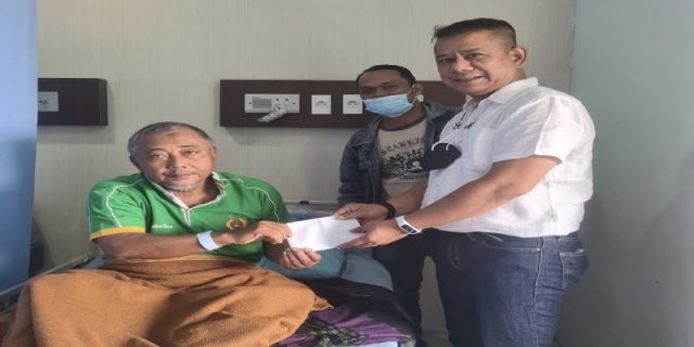 Ketua Pewarta Jenguk Redaktur Harian Medan Pos di RS Royal Prima