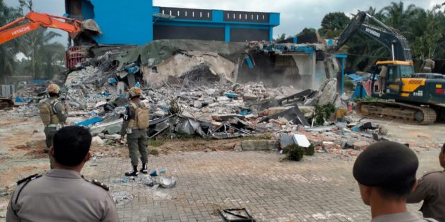 Polrestabes Medan dan Pemkab Deliserdang Robohkan Bangunan Diskotik Key Garden