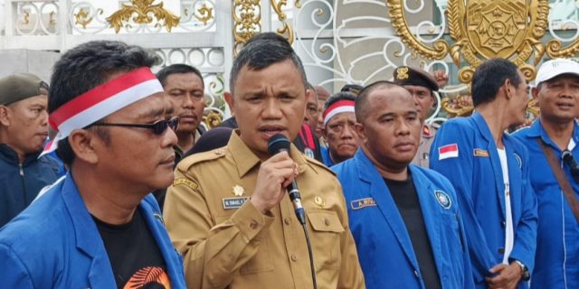 Kadisnaker Sumut Sambangi Massa Buruh di Kantor Gubsu