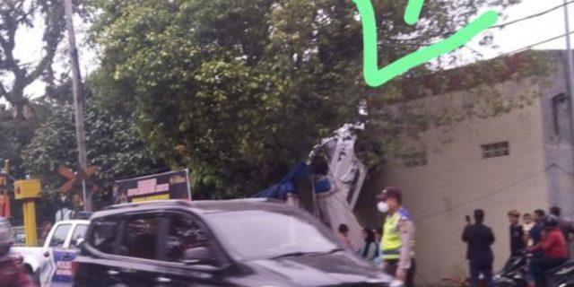 Heboh, Satu Mobil Mewah Tabrak Kantor Sat Samapta Polrestabes Medan