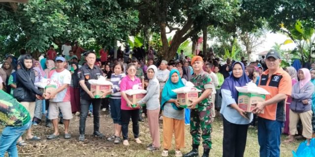 KSS, Group XYZ Jakarta dan Bankom Korpasgat Bagikan Ratusan Paket Sembako Kepada Korban Banjir